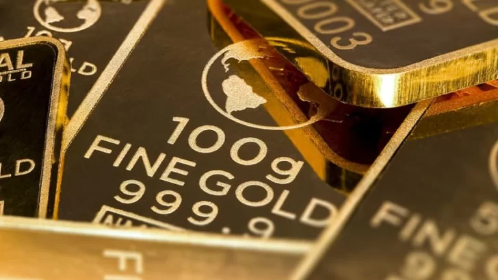 El oro sigue arriba de los US$1800, el valor más alto en casi una década