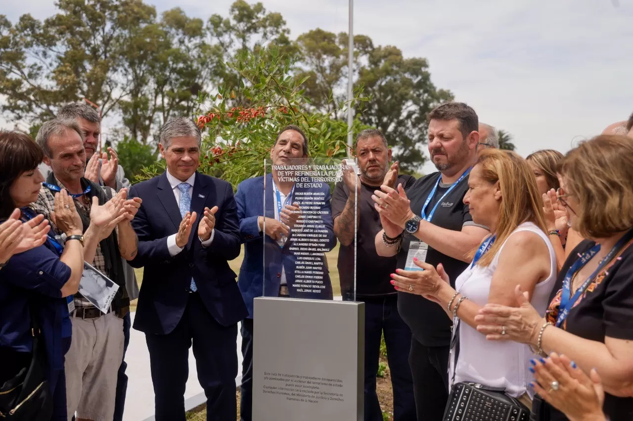 YPF homenajeó a trabajadores que desaparecieron durante la dictadura militar YPF homenajeó a trabajadores que desaparecieron durante la dictadura militar