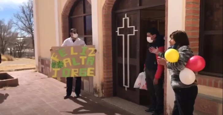 Dieron el alta al primer paciente recuperado de coronavirus de La Quiaca y lo despidieron del hospital con coplas, globos y carteles