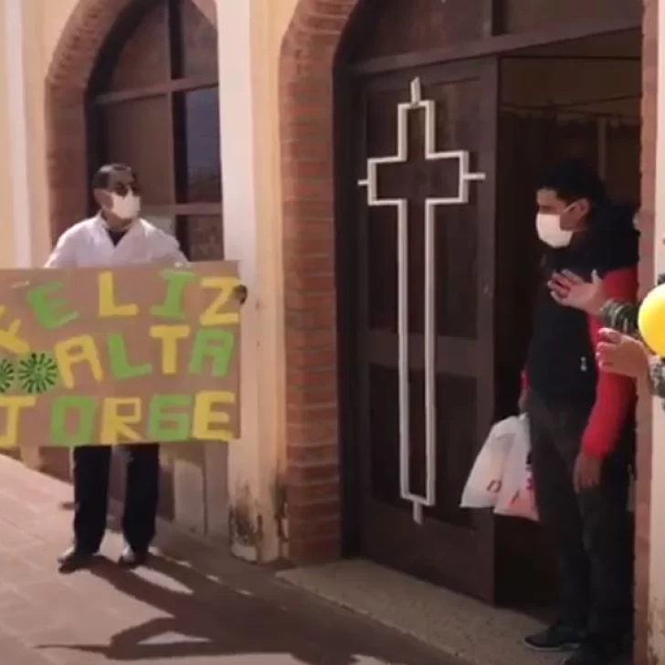 Dieron el alta al primer paciente recuperado de coronavirus de La Quiaca y lo despidieron del hospital con coplas, globos y carteles