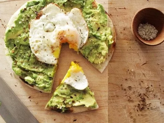 Receta: cómo preparar una nutritiva “pizza” de palta y huevo para el desayuno