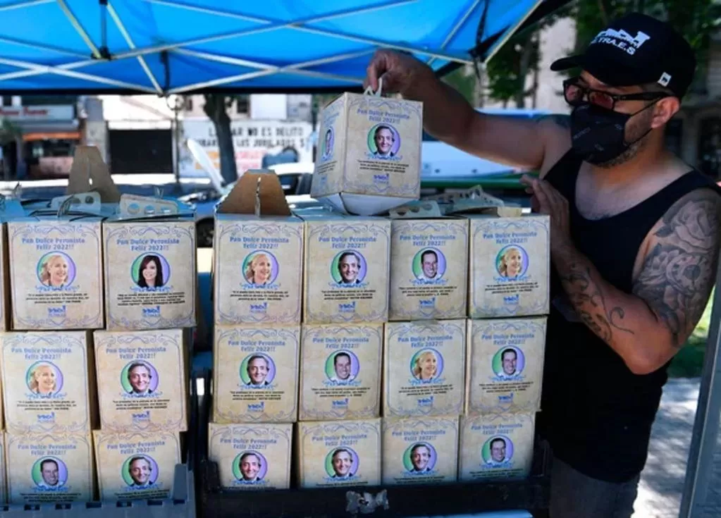 El increíble precio del “pan dulce peronista” con la cara de Cristina Kirchner El increíble precio del “pan dulce peronista” con la cara de Cristina Kirchner