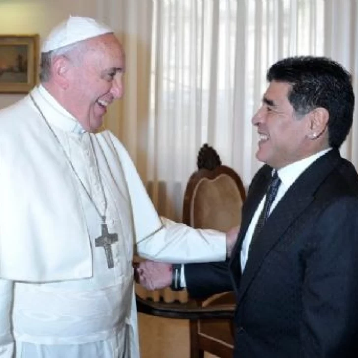 El papa Francisco envió un rosario bendecido a la familia Maradona