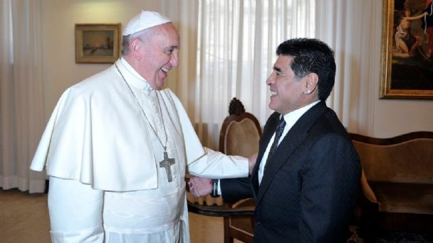 El papa Francisco envió un rosario bendecido a la familia Maradona