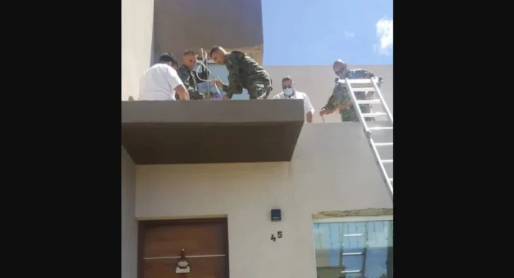 Insólito: un paracaidista de la Fuerza Aérea cayó sobre el techo de una casa