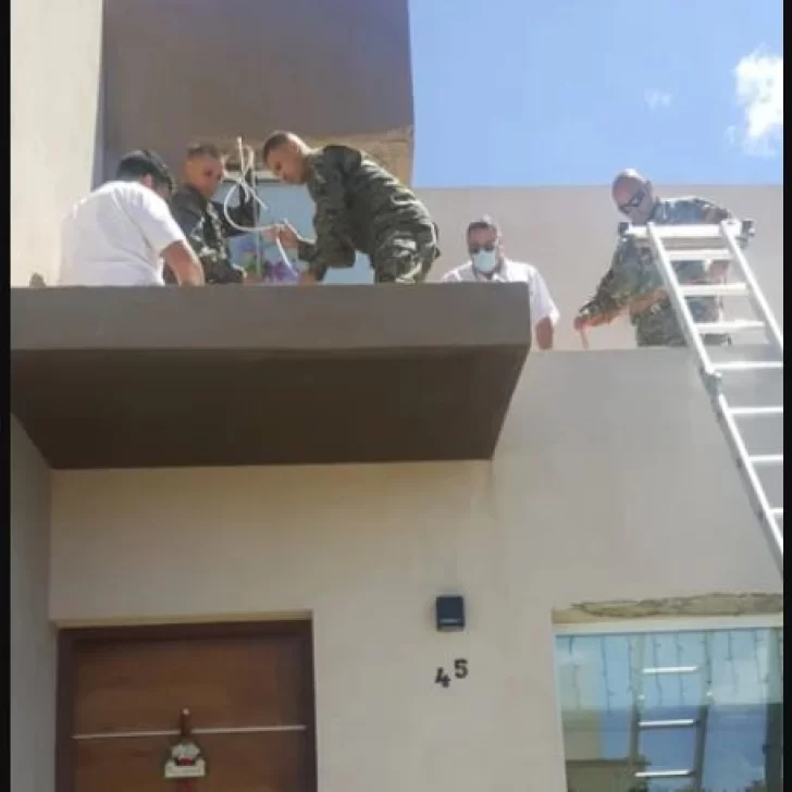 Insólito: un paracaidista de la Fuerza Aérea cayó sobre el techo de una casa