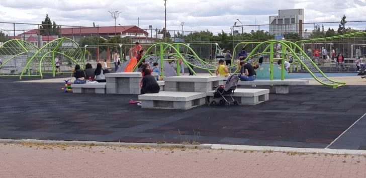 Fotos. Reabrió el parque “Pirincho” Roquel y los niños ya disfrutan de la tarde al aire libre