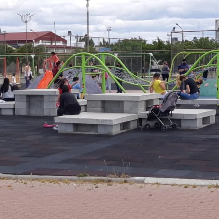 Fotos. Reabrió el parque “Pirincho” Roquel y los niños ya disfrutan de la tarde al aire libre Fotos. Reabrió el parque “Pirincho” Roquel y los niños ya disfrutan de la tarde al aire libre