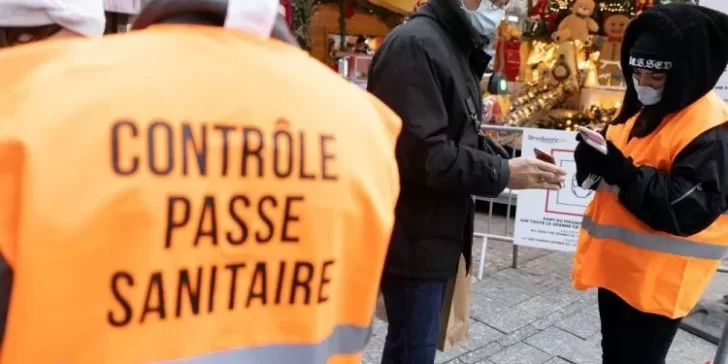 La policía francesa detectó 182.000 pases de salud falsos en medio de la quinta ola de coronavirus
