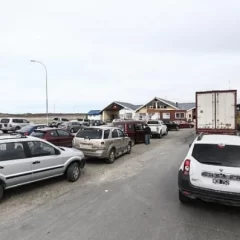 Éxodo argentino a Chile: los cruces de frontera se multiplican y los comercios abren a pesar del feriado