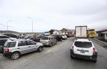 Éxodo argentino a Chile: los cruces de frontera se multiplican y los comercios abren a pesar del feriado
