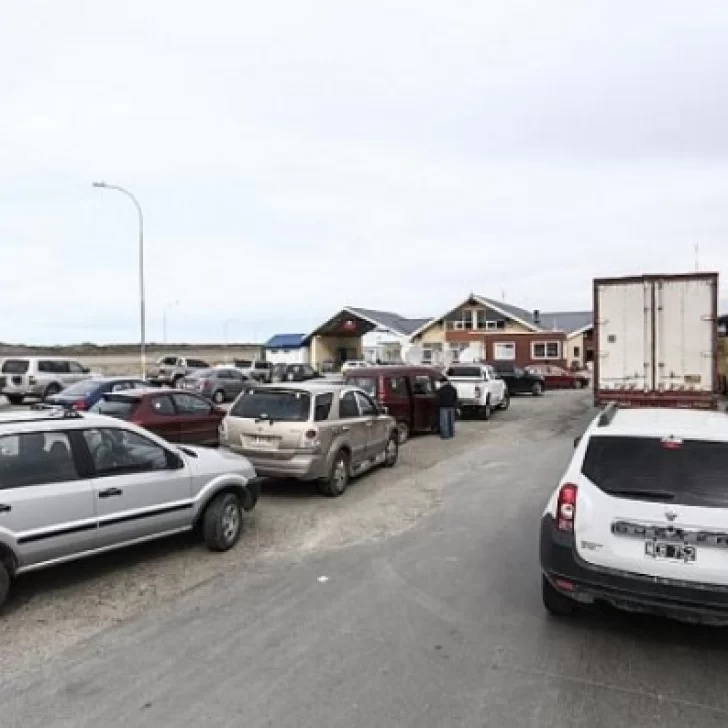 Éxodo argentino a Chile: los cruces de frontera se multiplican y los comercios abren a pesar del feriado
