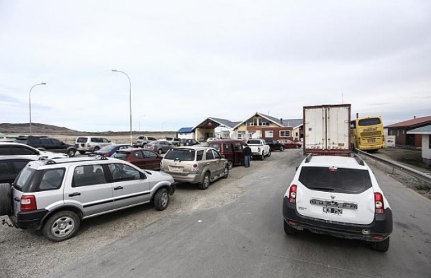 Éxodo argentino a Chile: los cruces de frontera se multiplican y los comercios abren a pesar del feriado