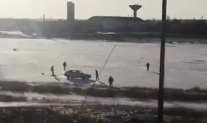 Video: “Patinaba” con su auto en la Laguna Ortiz y lo demoró la Policía