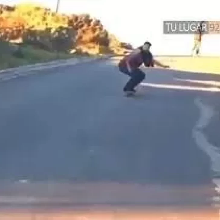 Video. Un joven que andaba en patineta se salvó de milagro de ser atropellado por un auto