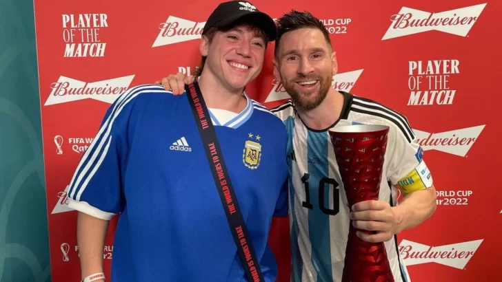La reacción de Paulo Londra al entregarle el premio de jugador del partido a Messi