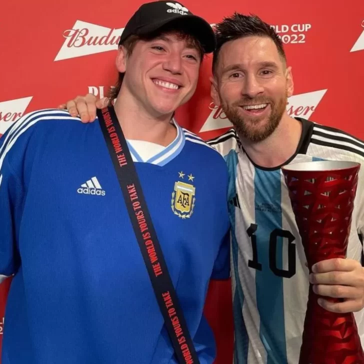 La reacción de Paulo Londra al entregarle el premio de jugador del partido a Messi La reacción de Paulo Londra al entregarle el premio de jugador del partido a Messi