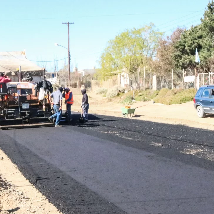 Avanzan las obras de pavimento en Zona de Chacras y de infraestructura en los barrios de Caleta olivia