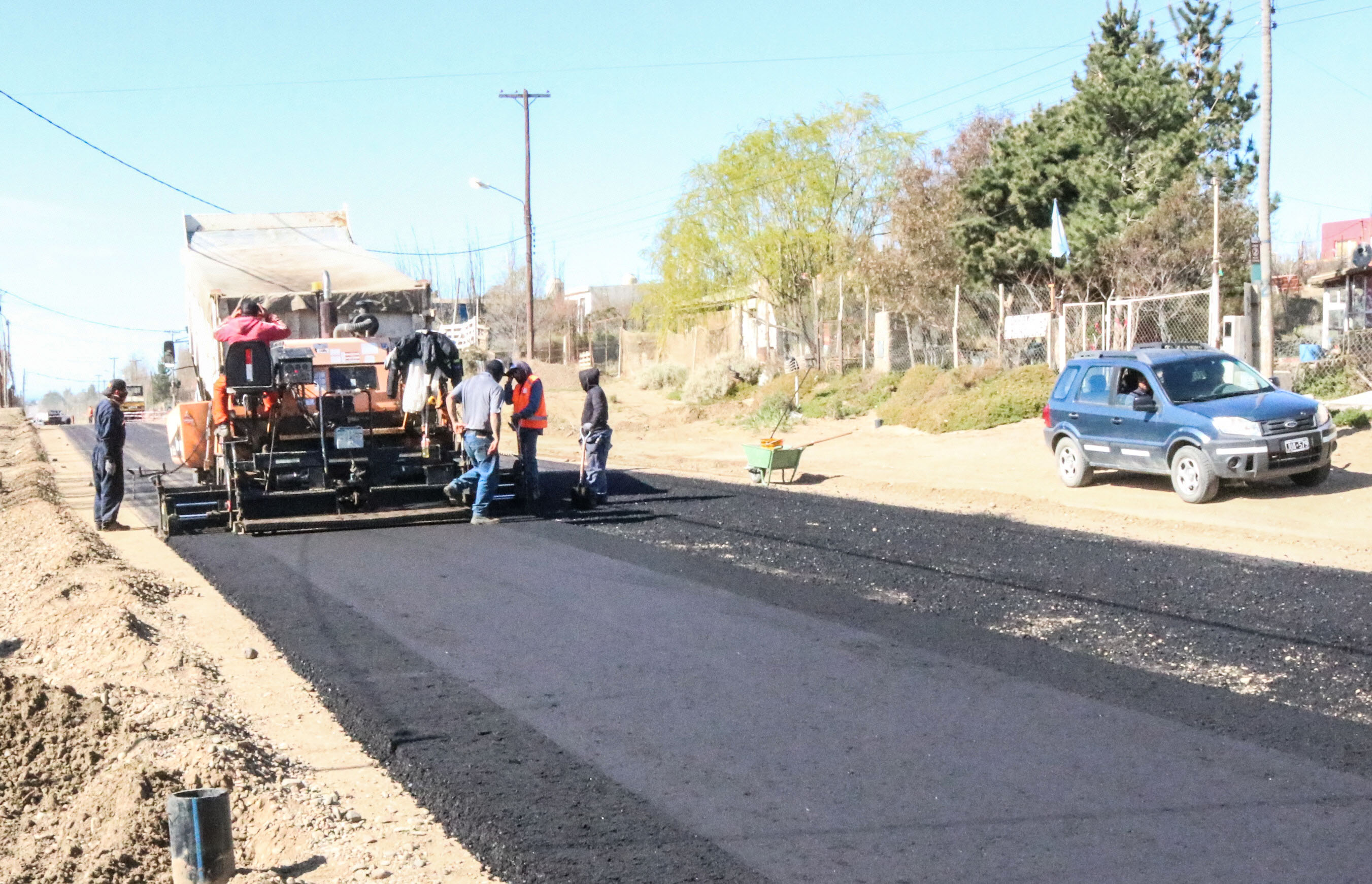 Avanzan las obras de pavimento en Zona de Chacras y de infraestructura en los barrios de Caleta olivia