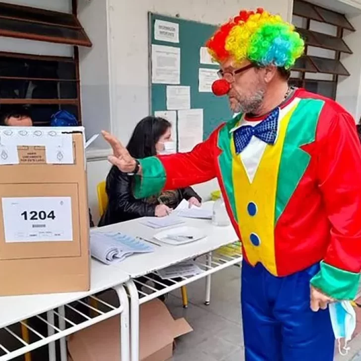 Elecciones 2021. Con peluca de colores, votó el Payaso Marulito