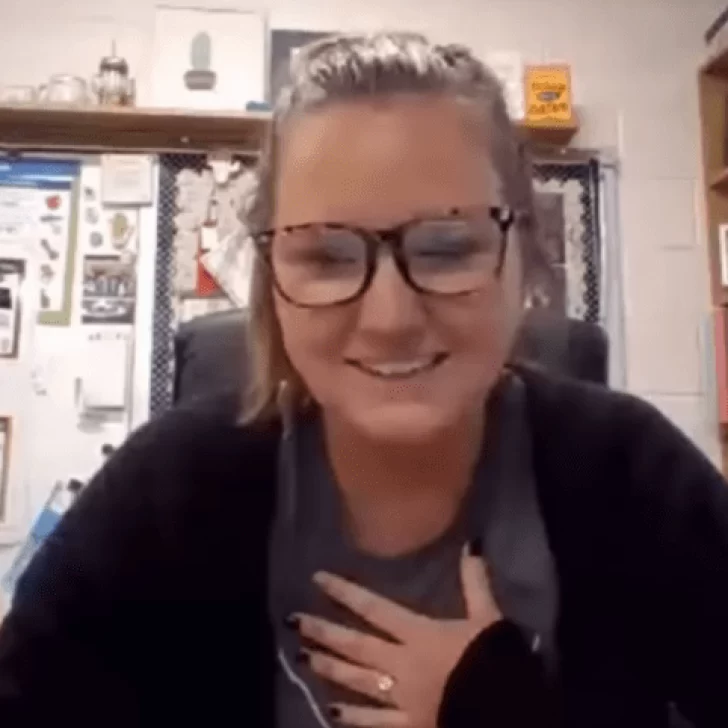 VIDEO. Maestra de primaria tuvo un “escape de gas” por Zoom e hizo estallar de risa a sus alumnos