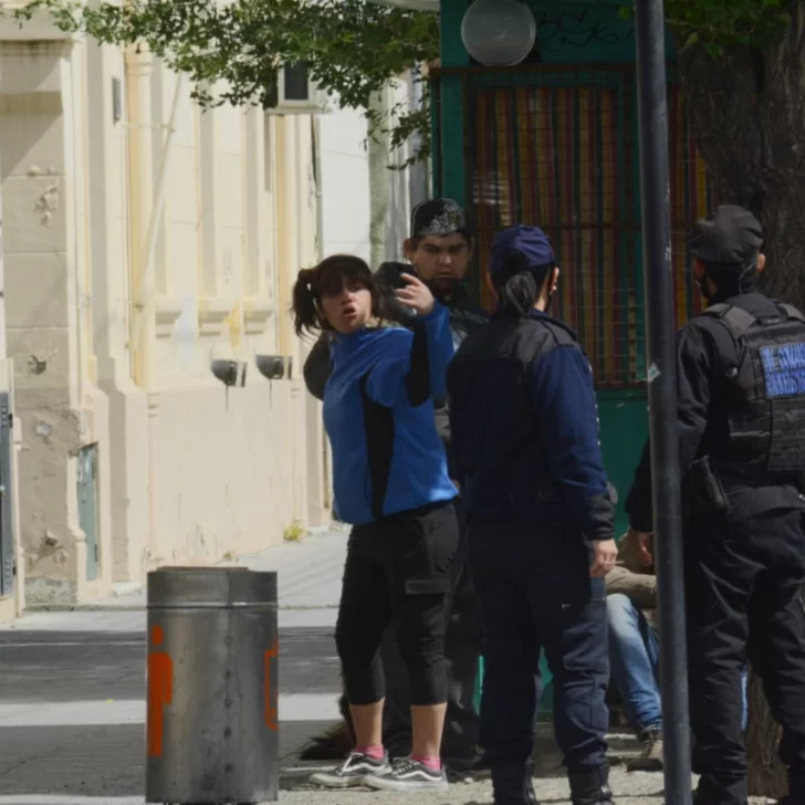Furia navideña en Río Gallegos: trompadas, palazos y piedrazos entre malabaristas de avenida San Martín