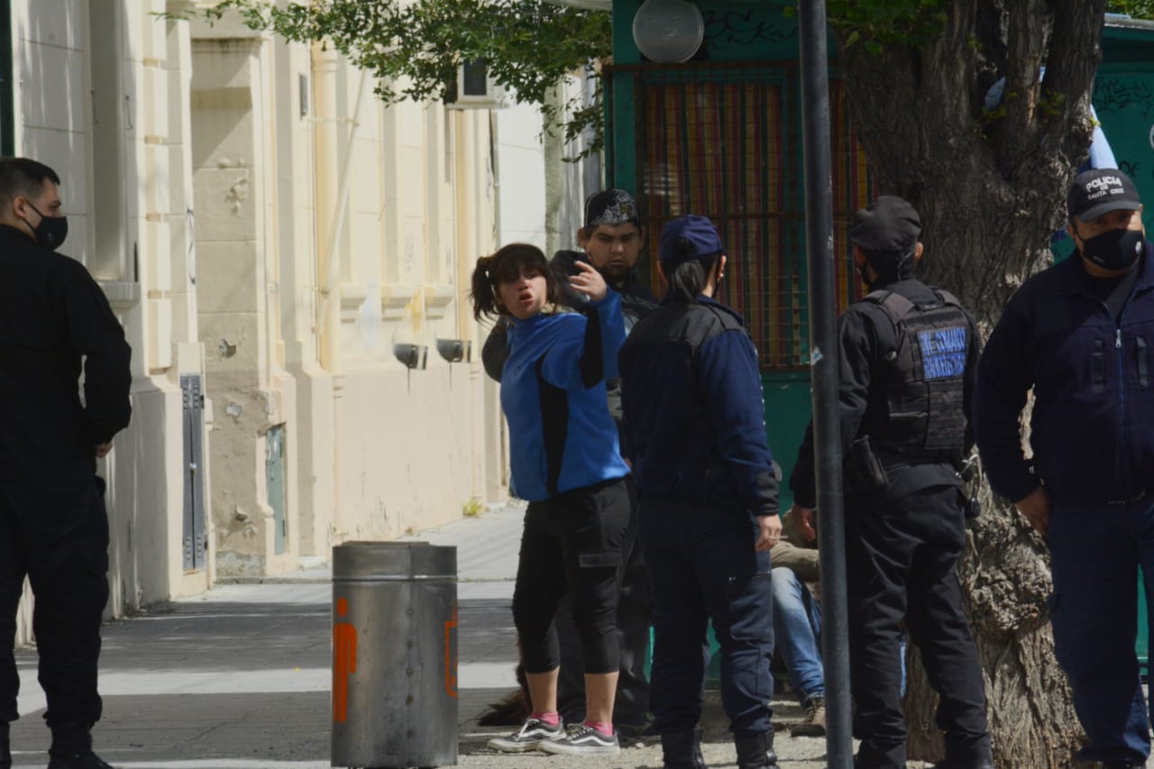 Furia navideña en Río Gallegos: trompadas, palazos y piedrazos entre malabaristas de avenida San Martín