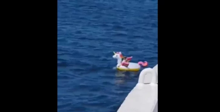Insólito: la corriente se llevó a una nena de 4 años y fue encontrada en un flotador en el mar en Grecia