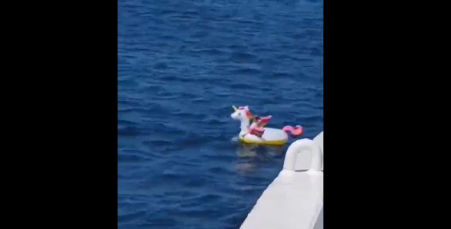 Insólito: la corriente se llevó a una nena de 4 años y fue encontrada en un flotador en el mar en Grecia