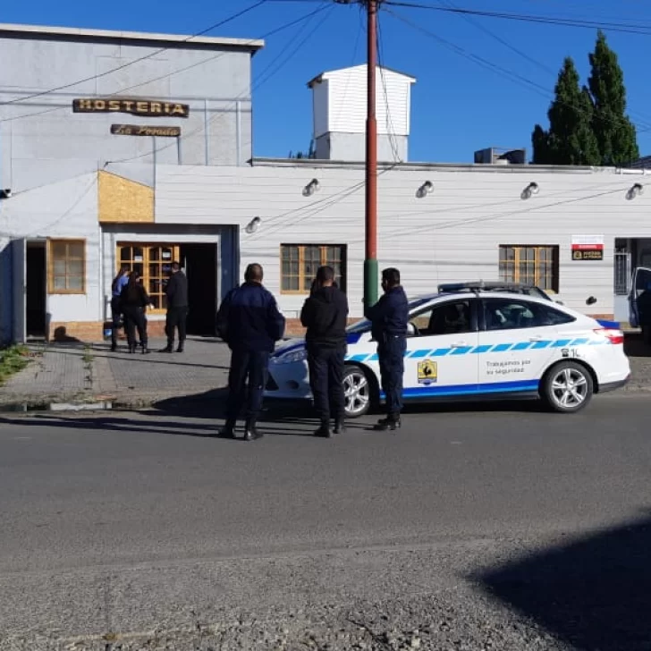 El encargado de un hospedaje de Río Gallegos recibió un disparo de escopeta en la rodilla