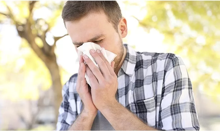 ¿Cómo diferenciar si tengo alergia o COVID-19 según los síntomas?