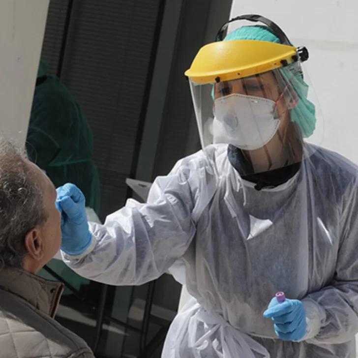 Científicos argentinos investigan un spray nasal que puede hacer de barrera contra el coronavirus