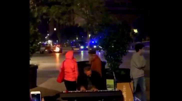 Video. Un artista callejero tocaba el piano en medio de bombas de estruendo y disturbios en Barcelona