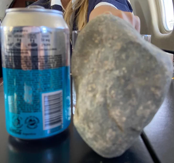 Mostraron el tamaño de una piedra que le arrojaron al presidente en Chubut