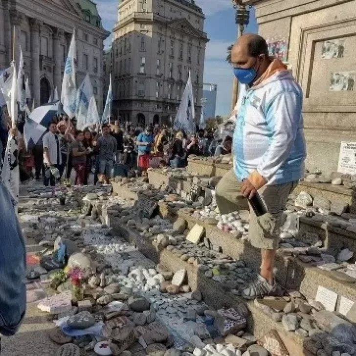 Vandalizaron las piedras y fotografías en homenaje a los muertos por COVID Vandalizaron las piedras y fotografías en homenaje a los muertos por COVID