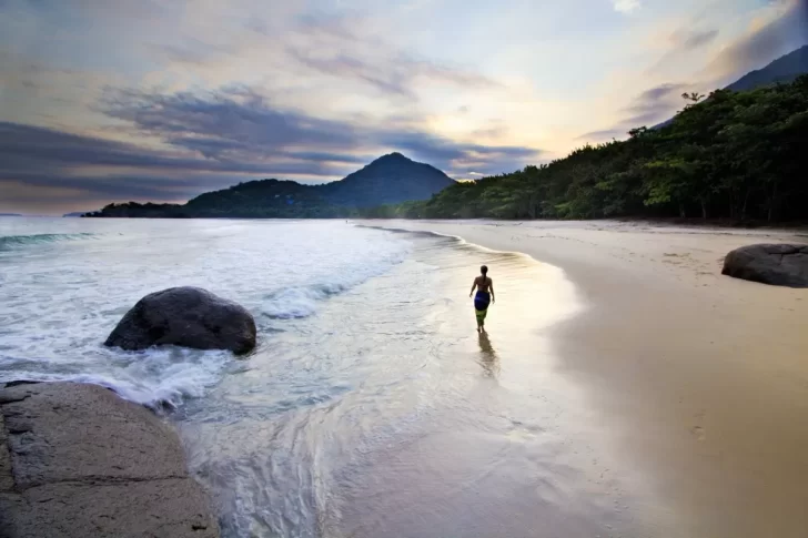 Vuelos de Santa Cruz a Brasil: cuáles son las mejores playas para visitar cerca de Sao Paulo