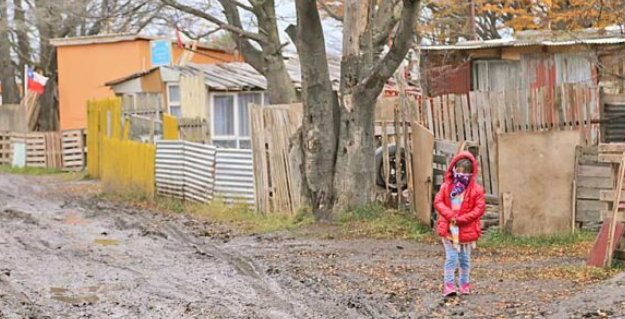 La Punta Arenas pobre que nadie conoce: viven hacinados en villas sin agua potable