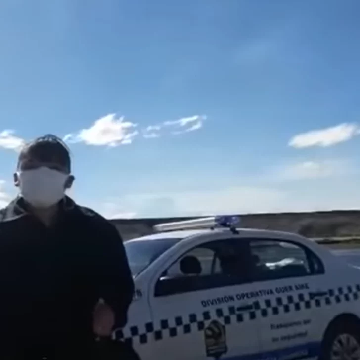 Video. Policía le prohibió trabajar a vendedor de pochoclos y sus hijas se largaron a llorar