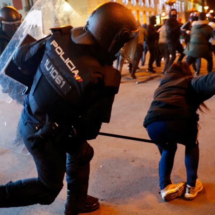 Video. ¡Pu- de mier-!: Un policía insultó y golpeó a una mujer durante las protestas por el rapero Pablo Hasél