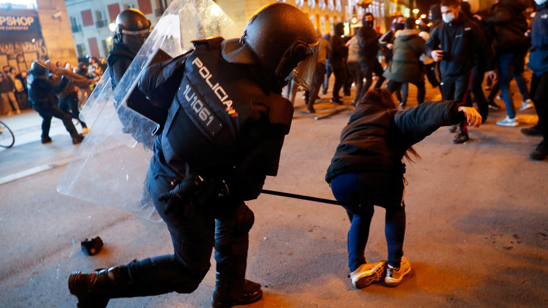 Video. ¡Pu- de mier-!: Un policía insultó y golpeó a una mujer durante las protestas por el rapero Pablo Hasél