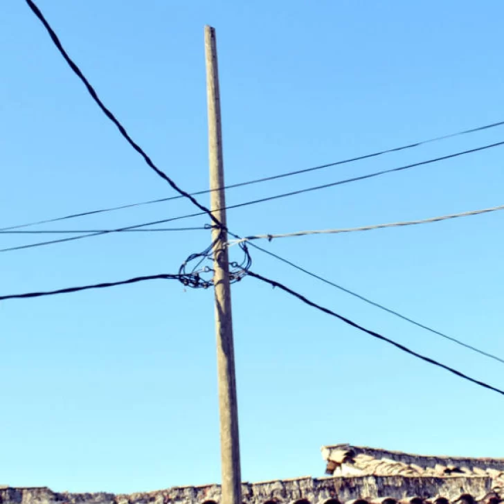 Nene de 9 años trepó un poste de luz clandestino, se electrocutó y debió ser internado