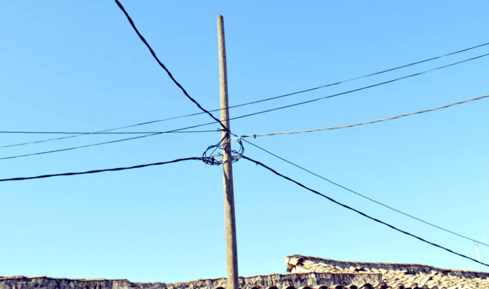 Nene de 9 años trepó un poste de luz clandestino, se electrocutó y debió ser internado