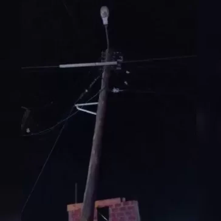 Se subió a un poste de luz para revisar su conexión clandestina y sufrió  una descarga eléctrica