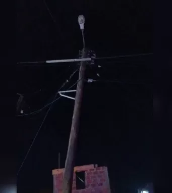 Se subió a un poste de luz para revisar su conexión clandestina y sufrió una descarga eléctrica