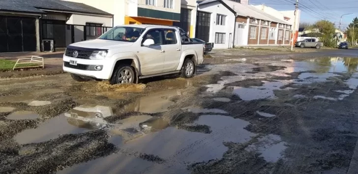 Pozos, escarcha y agua: las dificultades para transitar sobre esta calle de Río Gallegos
