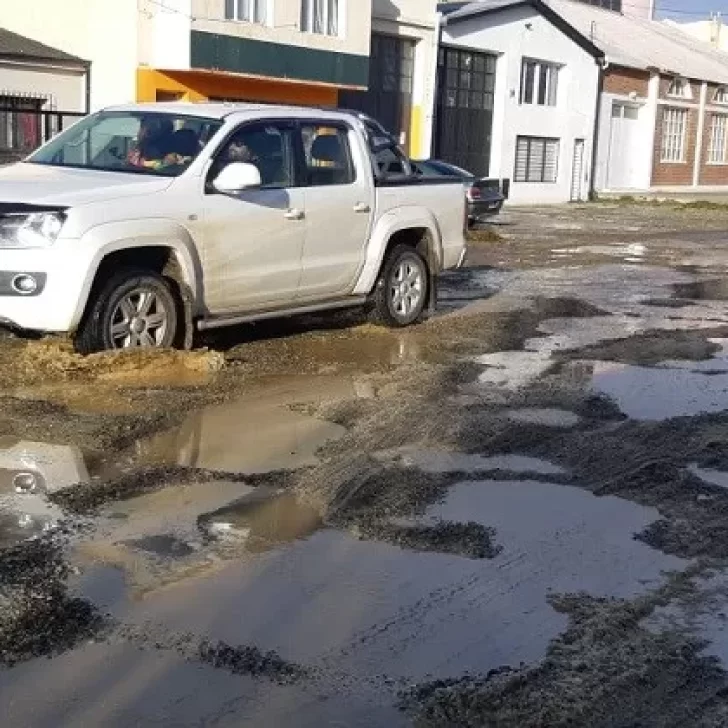 Pozos, escarcha y agua: las dificultades para transitar sobre esta calle de Río Gallegos Pozos, escarcha y agua: las dificultades para transitar sobre esta calle de Río Gallegos