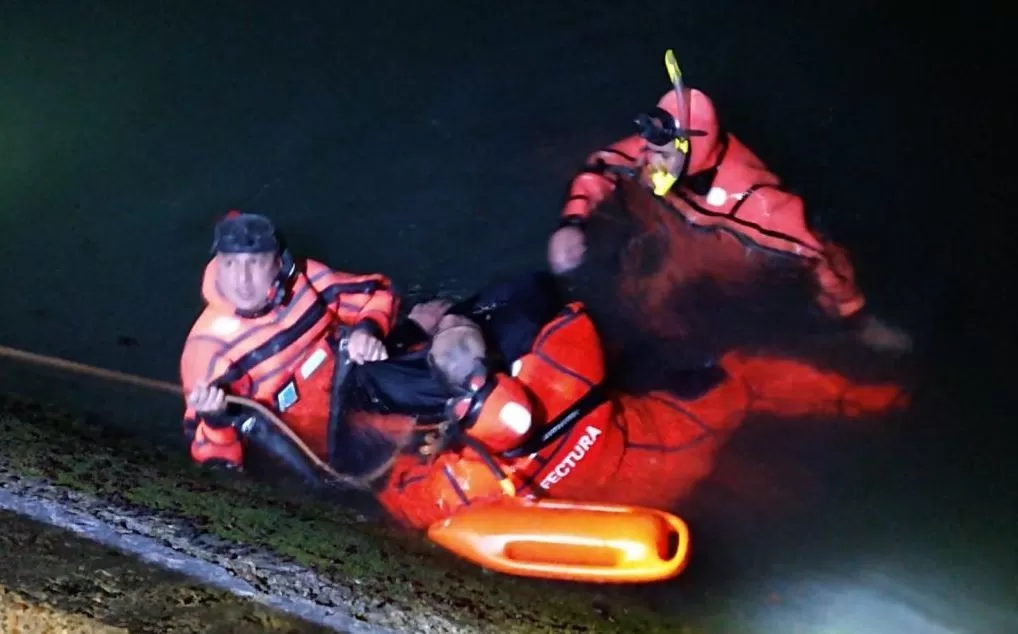 Video. Impresionante rescate a un hombre que era arrasado por el mar y pedía auxilio