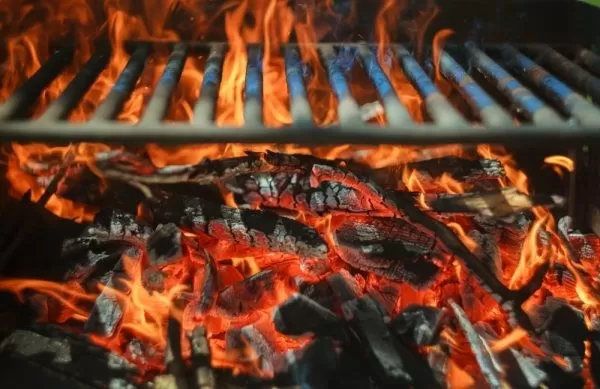 Cómo encender carbón para hacer una barbacoa