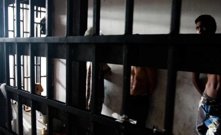 Acusado de abusar de su hijastra fue golpeado por otros detenidos en una comisaría de Santa Cruz