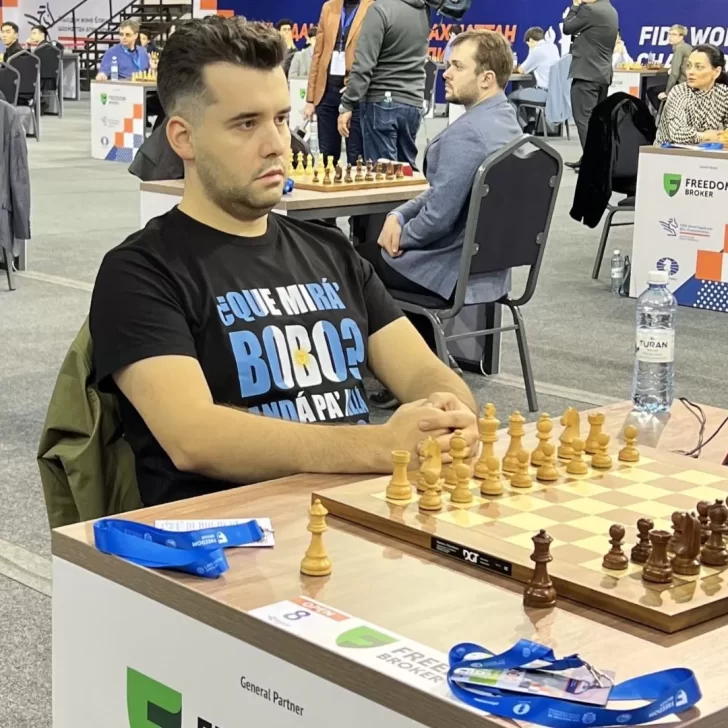 Ajedrecista ruso fue a competir con una remera con la frase de Messi: “¿Qué mirás bobo? Andá pa’ allá” Ajedrecista ruso fue a competir con una remera con la frase de Messi: “¿Qué mirás bobo? Andá pa’ allá”